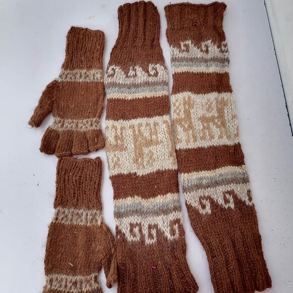 Set of Leg Warmers and Gloves Knitted in Alpaca Wool. - Picture 6 of 7